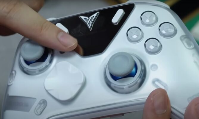 Joystick của Flydigi Apex 5 với chất liệu nhựa trắng bền hơn