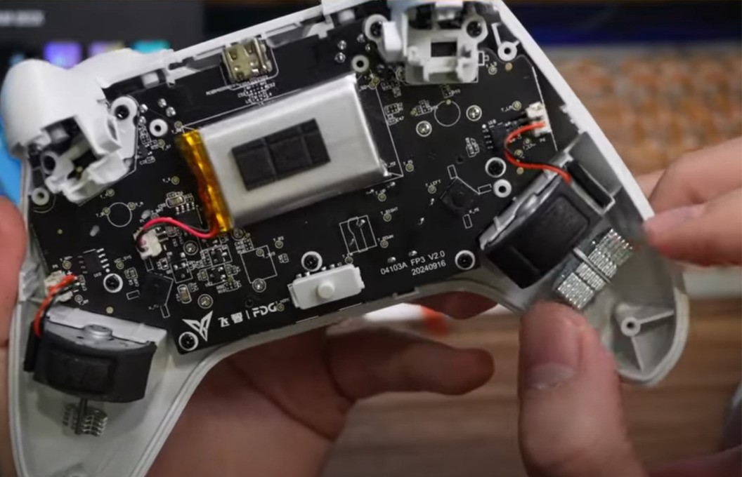 Cấu tạo bên trong của Flydigi Direwolf 3