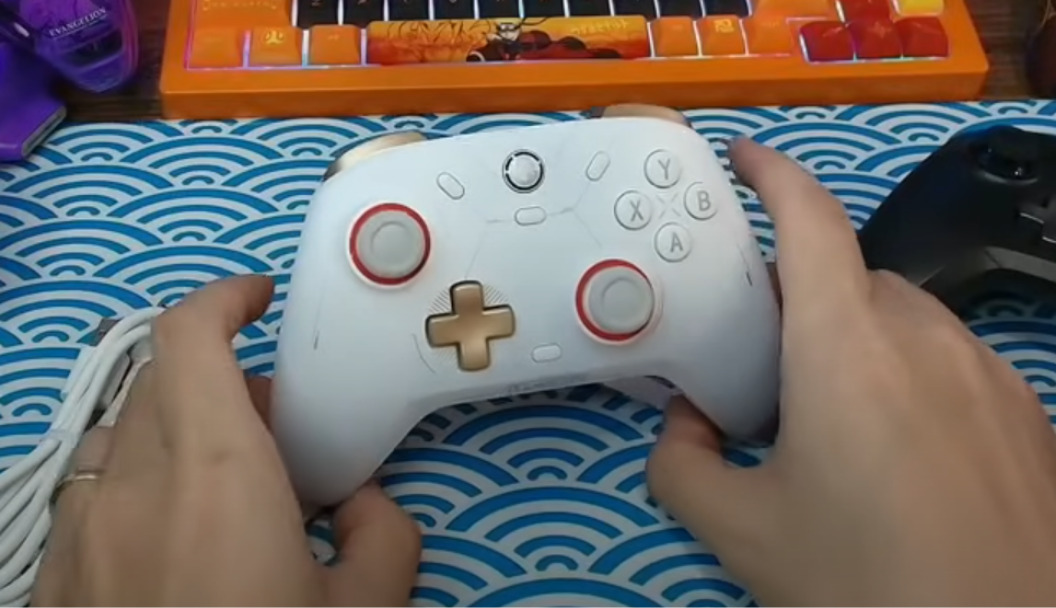 Tay cầm gaming trong suốt